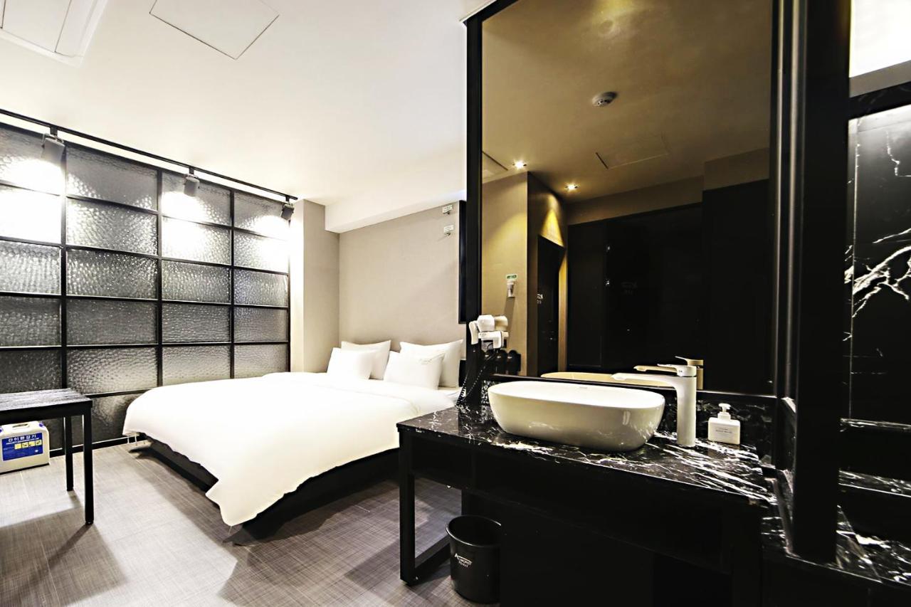 Masan Almond Hotel ชางวอน ภายนอก รูปภาพ