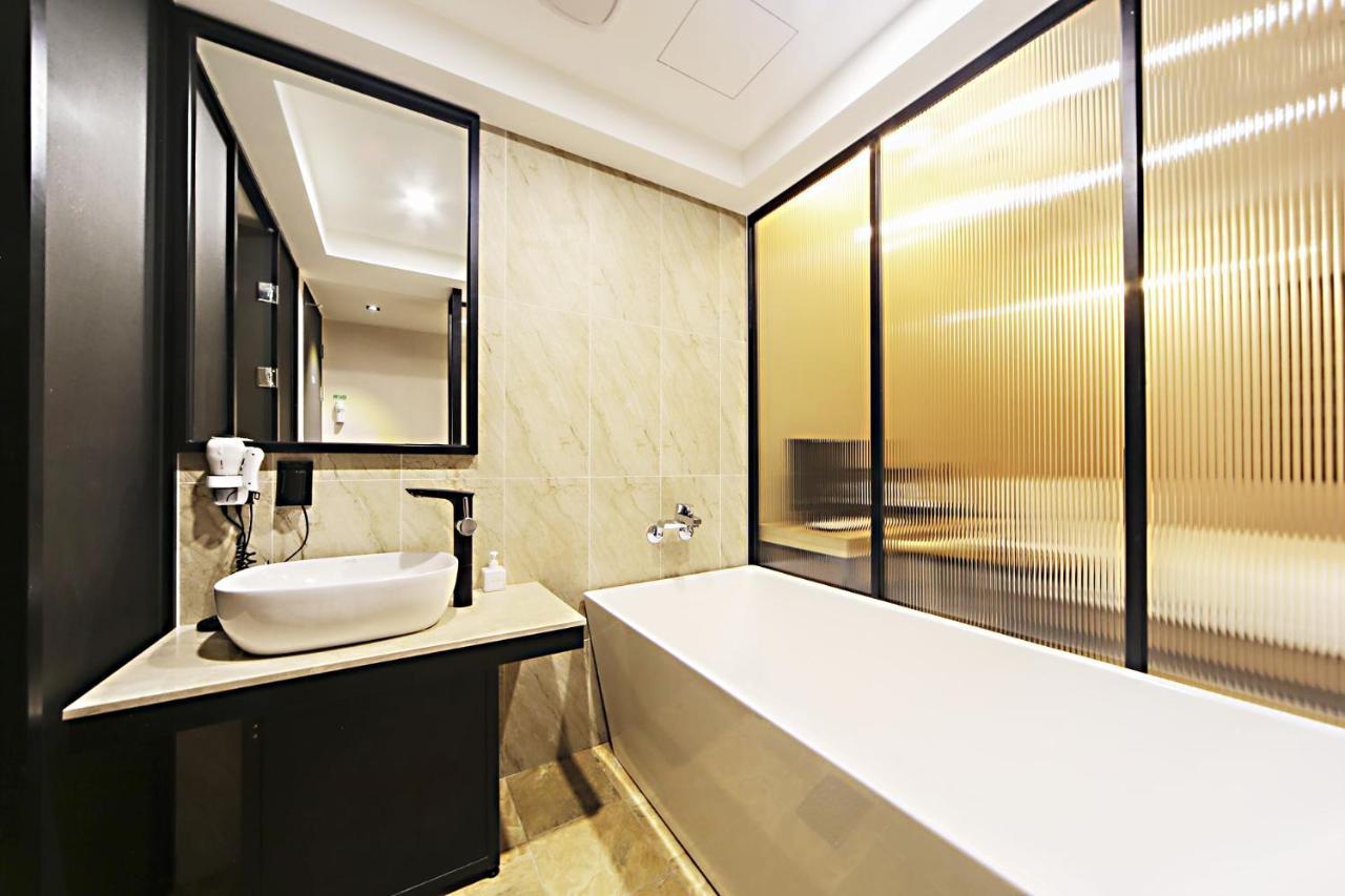 Masan Almond Hotel ชางวอน ภายนอก รูปภาพ