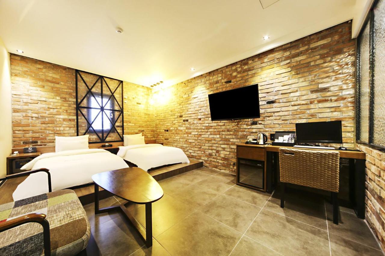 Masan Almond Hotel ชางวอน ภายนอก รูปภาพ