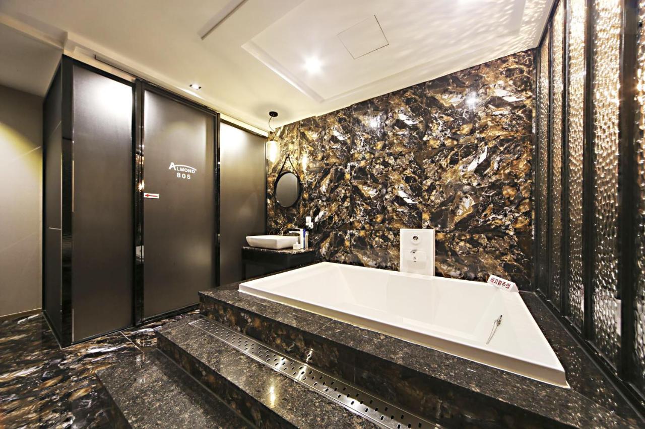 Masan Almond Hotel ชางวอน ภายนอก รูปภาพ